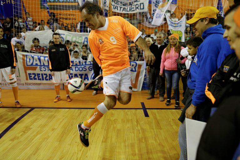 Daniel Scioli, durante una exhibición en Villa La Ñata. (AP Photo/Natacha Pisarenko)