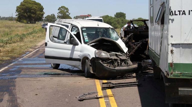 El vehículo utilitario quedó con el frente destrozado (Infopico)