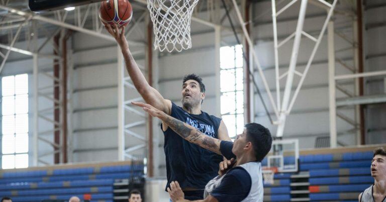 El capitán va al aro en el Dow Center. Se lo ve feliz en las prácticas. (Gentileza Links Sports)