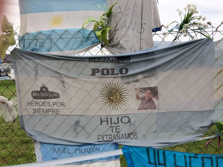 Banderas de familiares en apoyo a los 44 tripulantes del submarino ARA "San Juan" cuelgan en la base naval de Mar del Plata. La desaparición del submarino permanece rodeada de incógnitas a casi un año de ocurrida, después de que diferentes informes confirmaran que sufrió una explosión horas tras su último contacto el 15 de noviembre de 2017.
 (Foto: Gabriel Tu·ez/dpa )