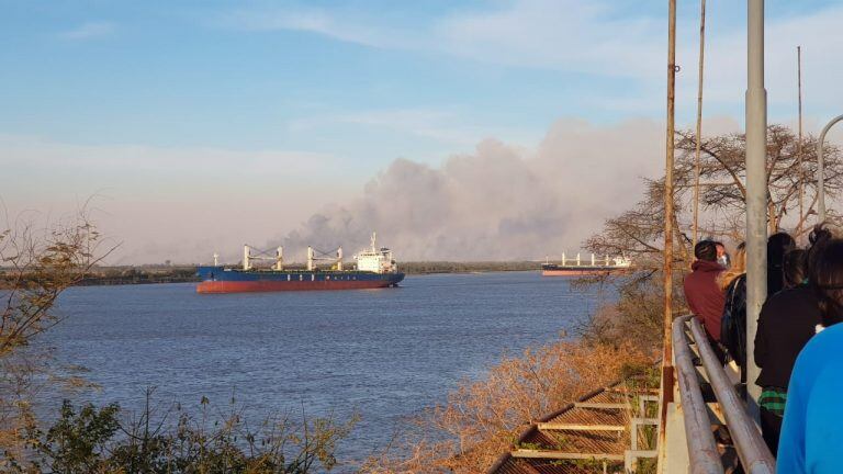 Continúan los incendios y la quema ilegal en las islas entrerrianas frente a Rosario. (Vía Rosario)