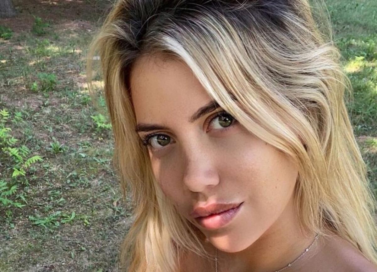 Wanda Nara posó con un corpiño con aberturas y sin maquillaje: "Buenas noches"