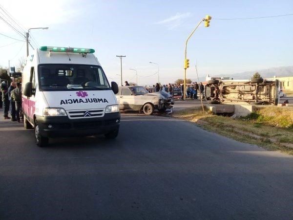 Impresionante accidente entre un Ford Falcon y una camioneta de la Policia de San Luis. Foto; Gentileza.