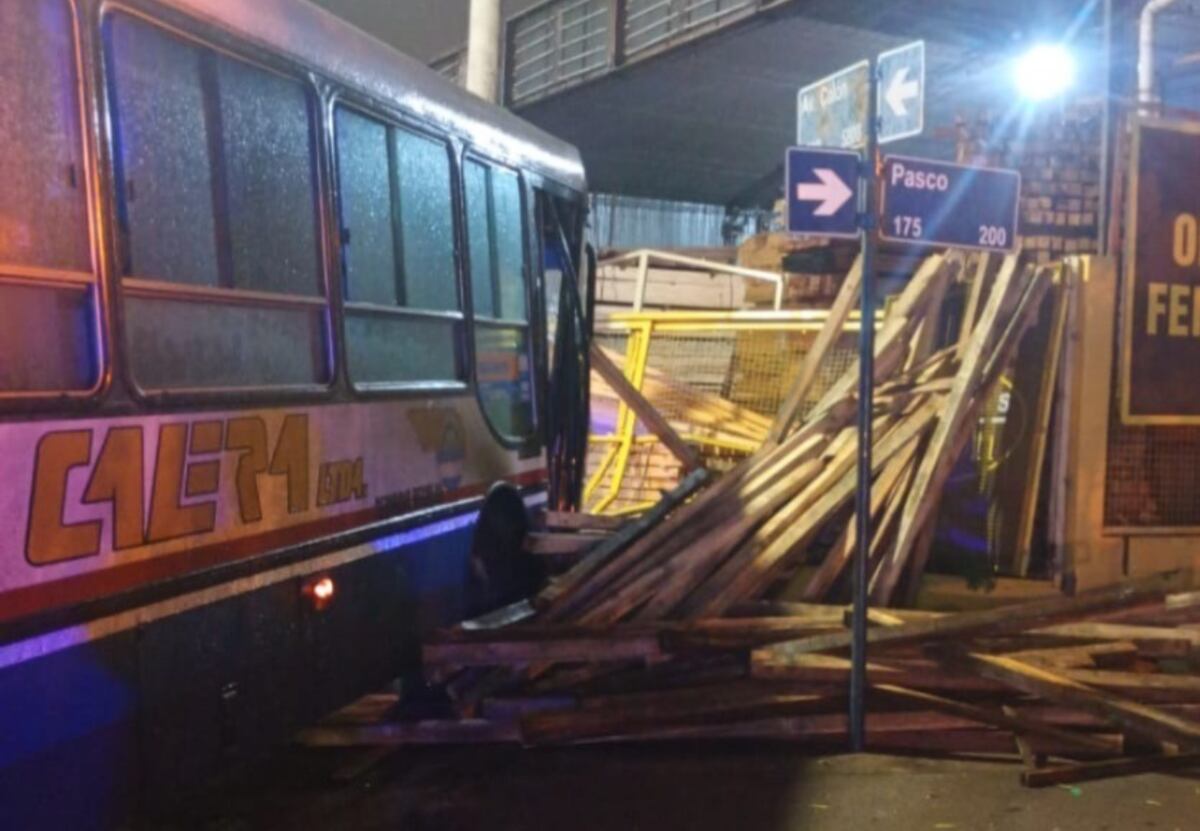 Impactante: el choque del colectivo contra una maderera en la ciudad de Córdoba
