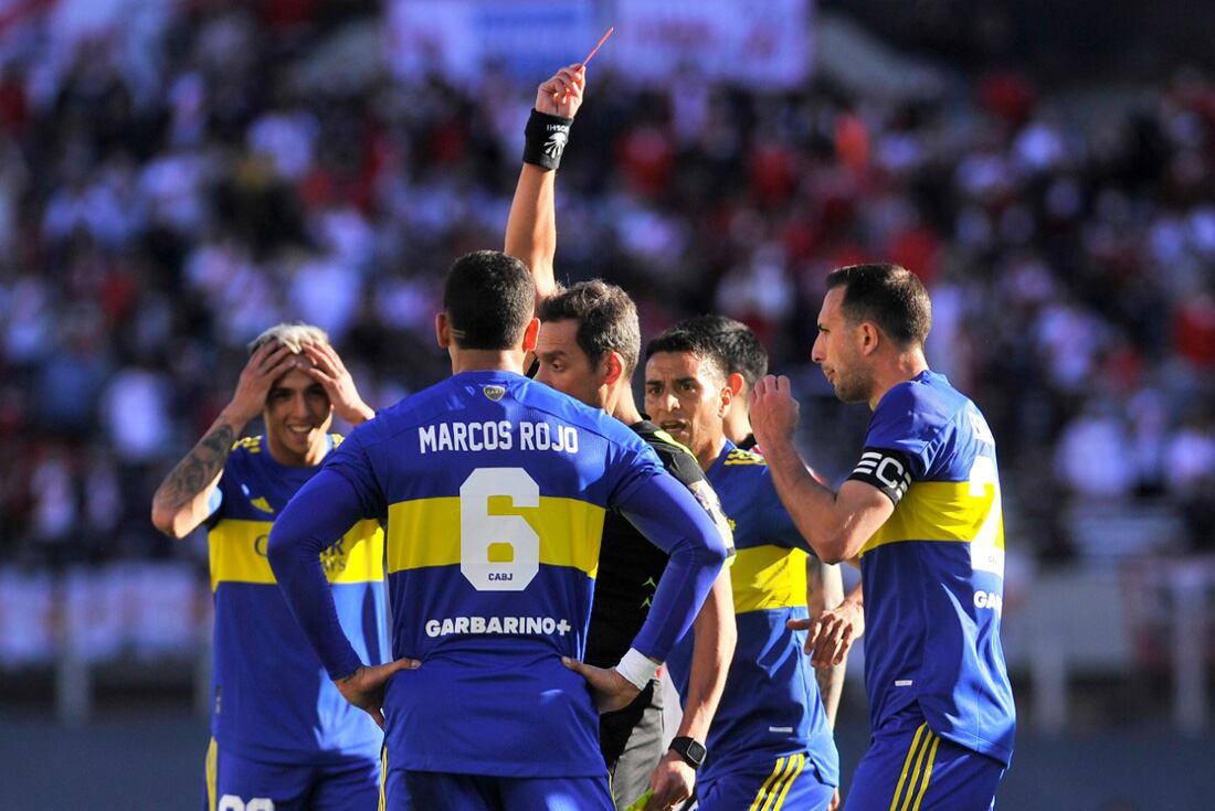 El central Xeneize se fue rápidamente expulsado en su primera visita al Monumental con la camiseta de Boca. (Gentileza Clarín)