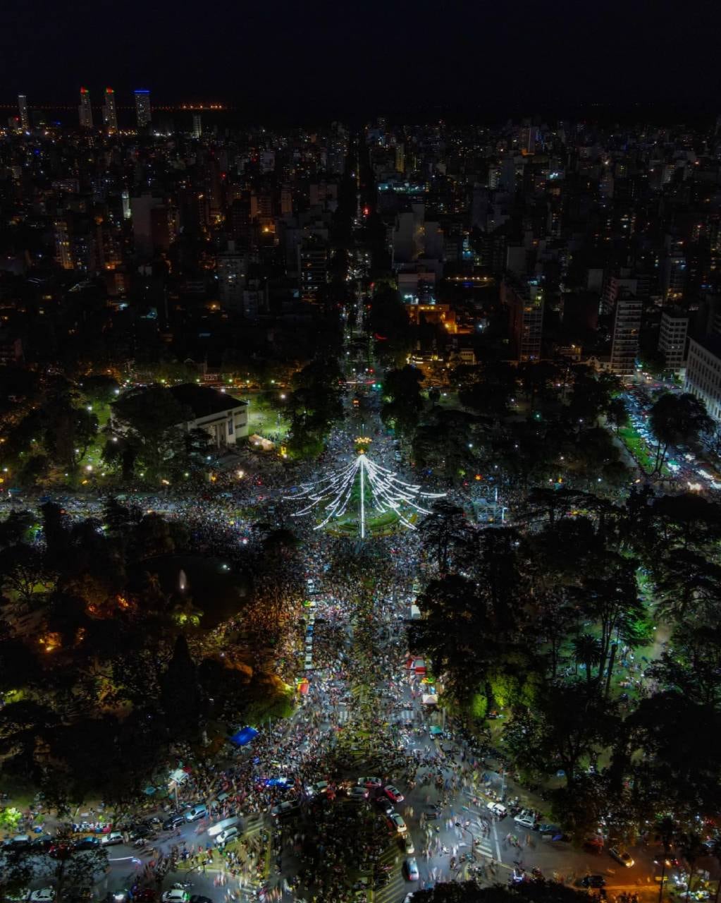 Las calles quedaron cortadas para facilitar la llegada del público hasta la rotonda de Pellegrini y Oroño. (@fede_padin)