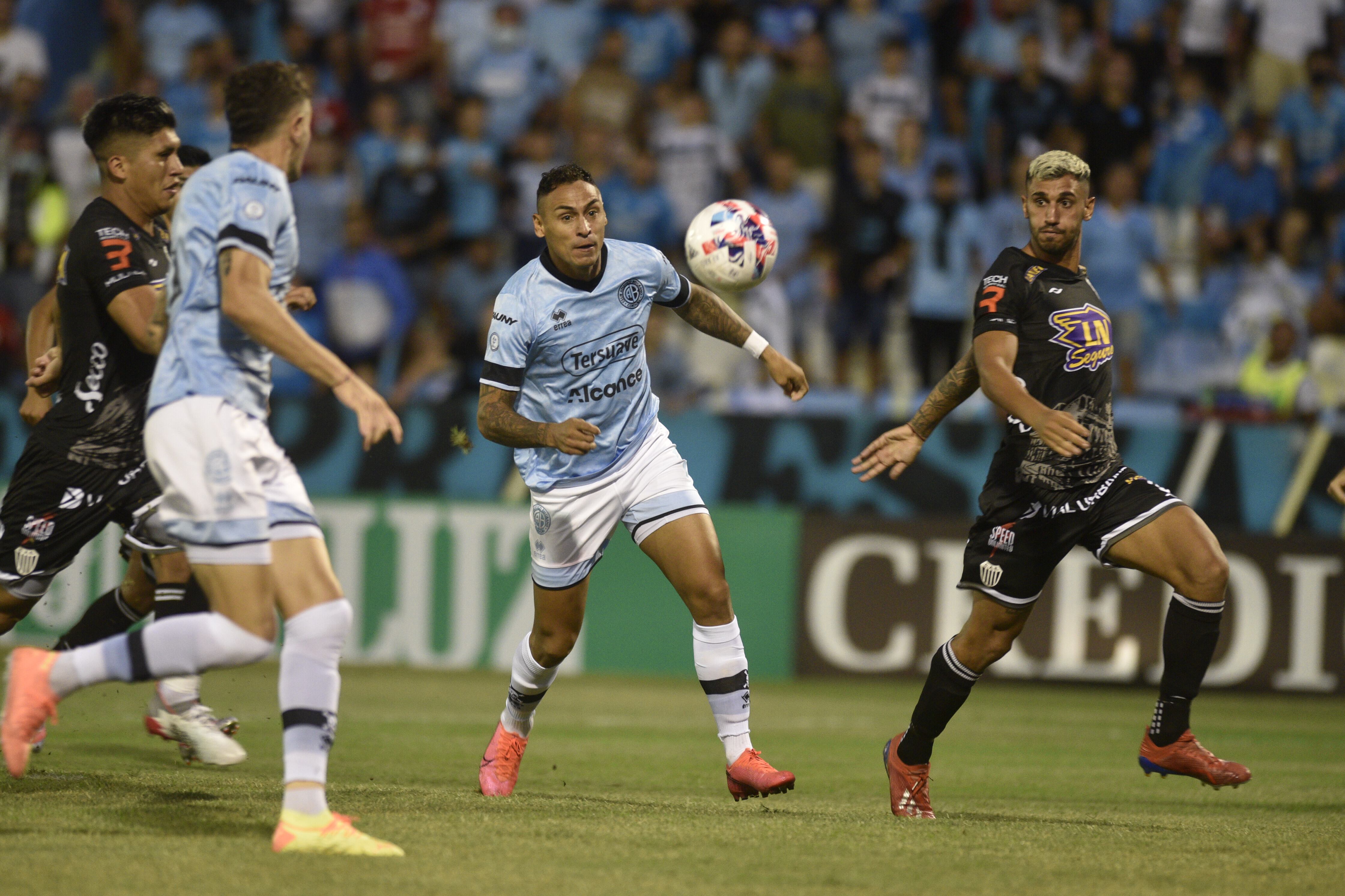 Entre Bordagaray y Vegetti armarán la dupla de ataque de Belgrano ante Instituto (Ramiro Pereyra / La Voz).