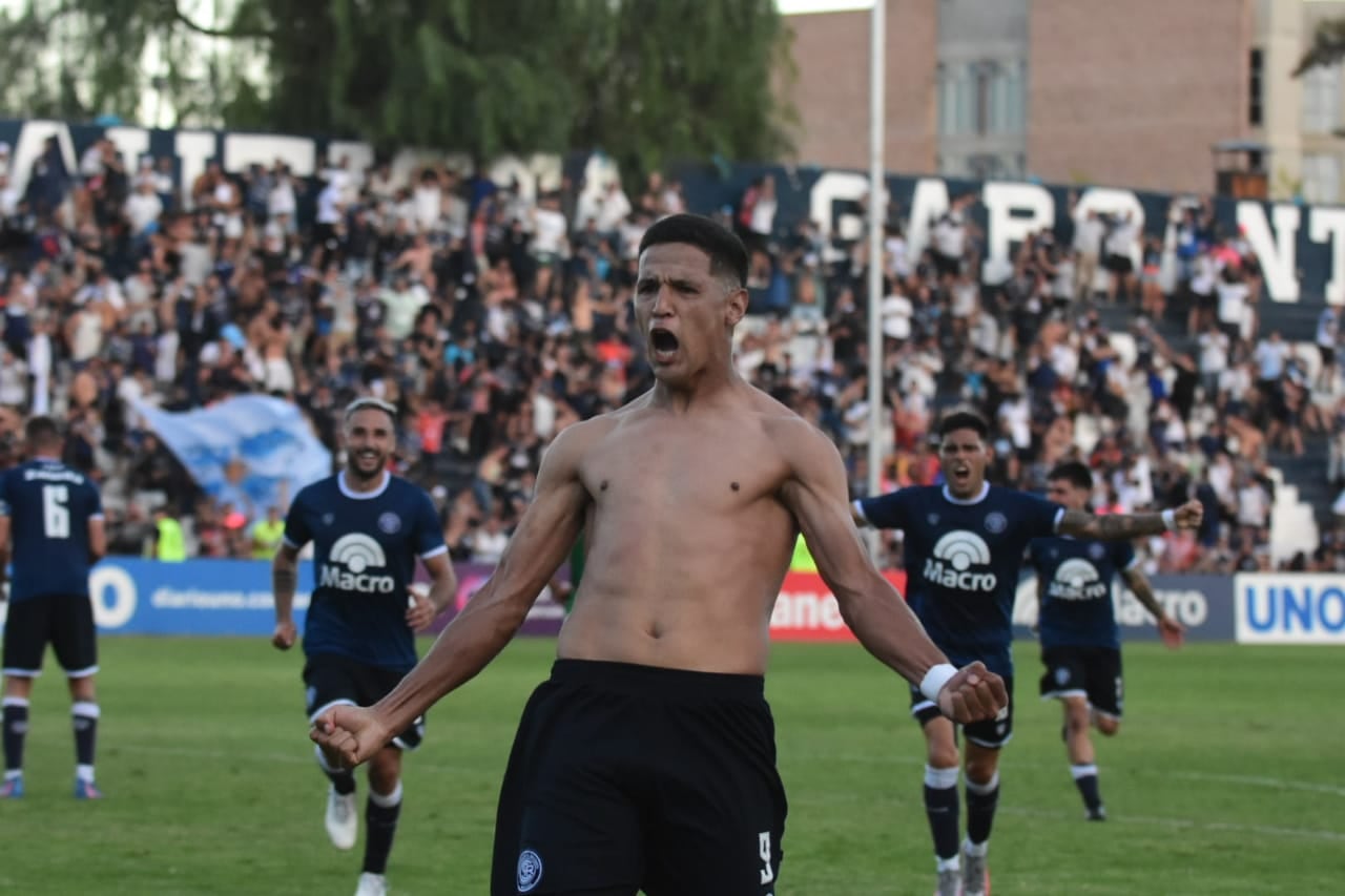 Festejo de gol de Alex Arce en la victoria de la Lepra ante Ferro. / Mariana Villa (Los Andes).