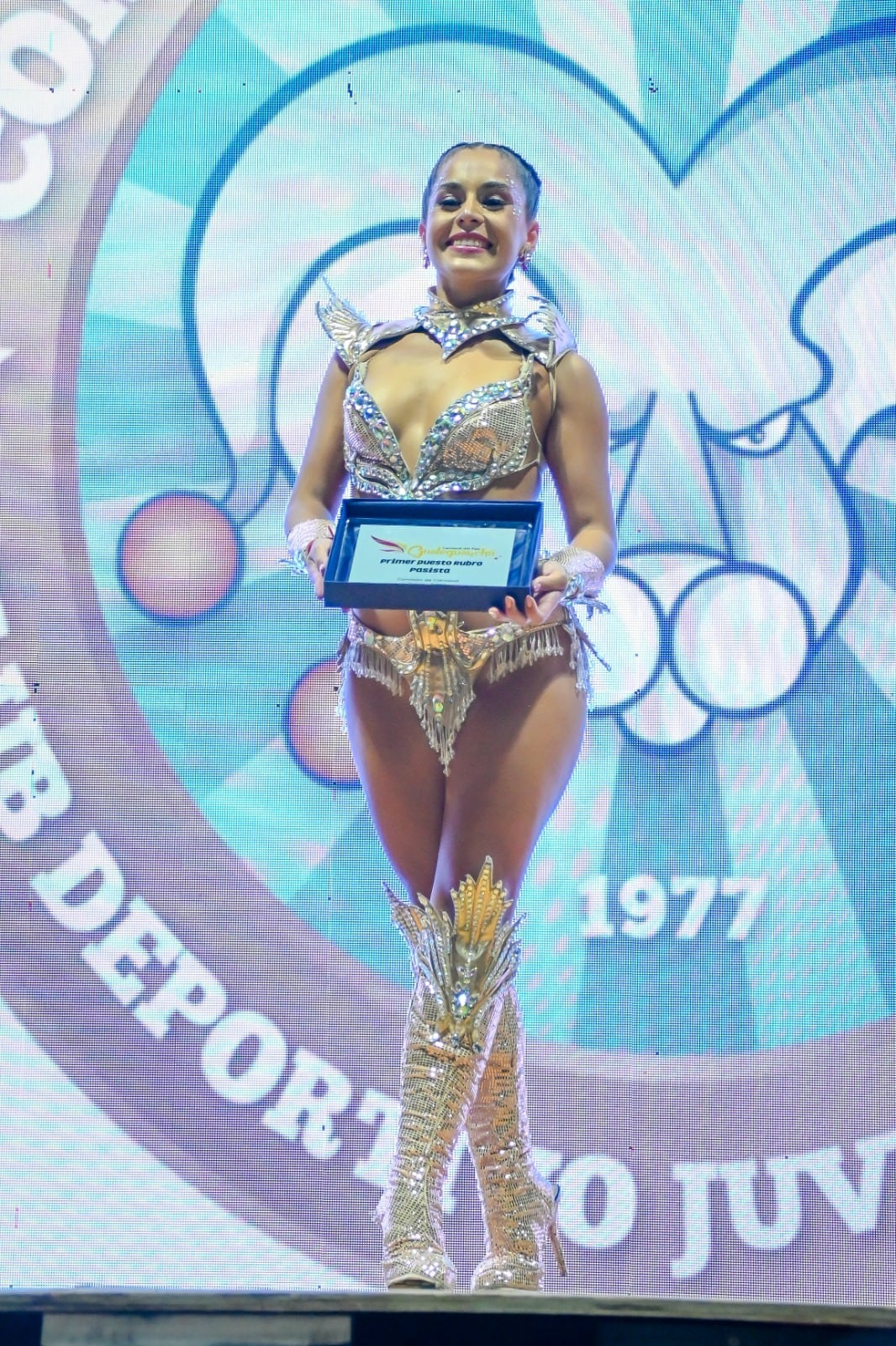 Candela Gómez - Mejor Pasista del Carnaval de Gualeguaychú 2025.