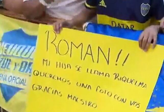 Un hincha de San Luis, fue a recibir a Juan Román Riquelme a Mendoza y le hizo saber que quería una foto para su hija Riquelma.