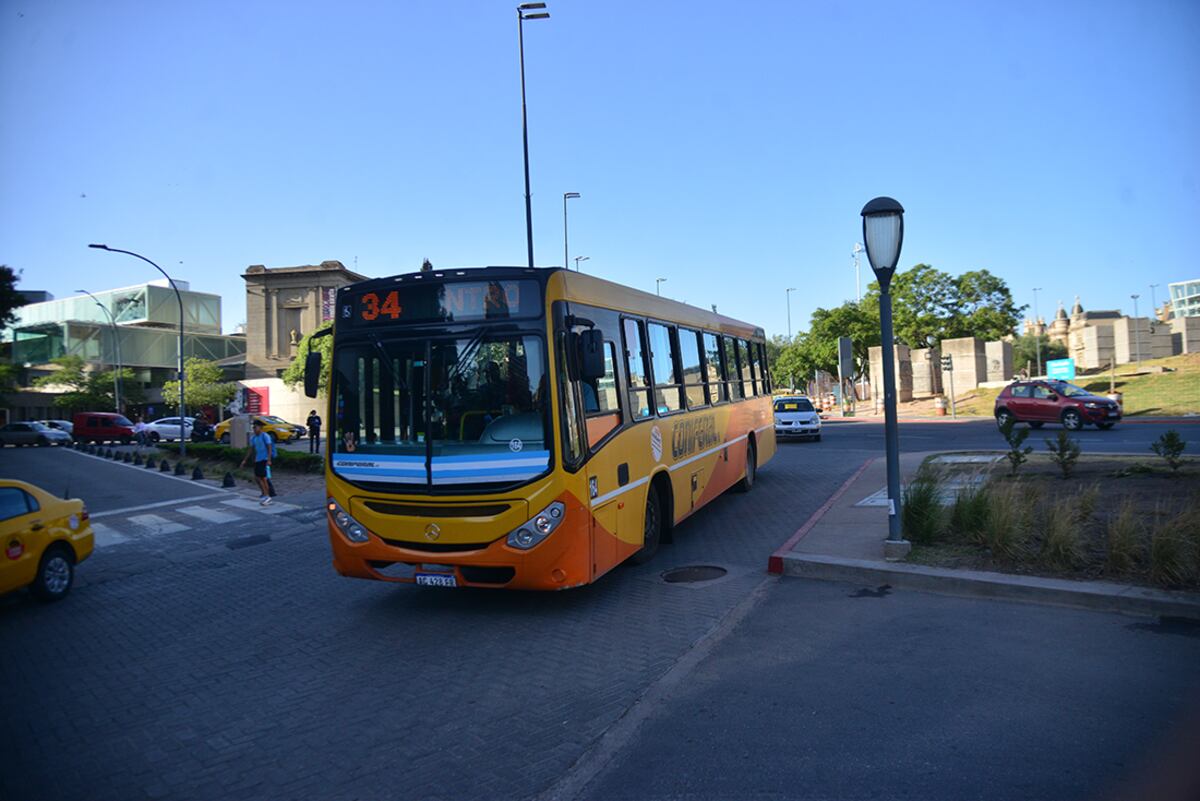 Córdoba: le balearon las piernas para robarle el celular en la parada del colectivo