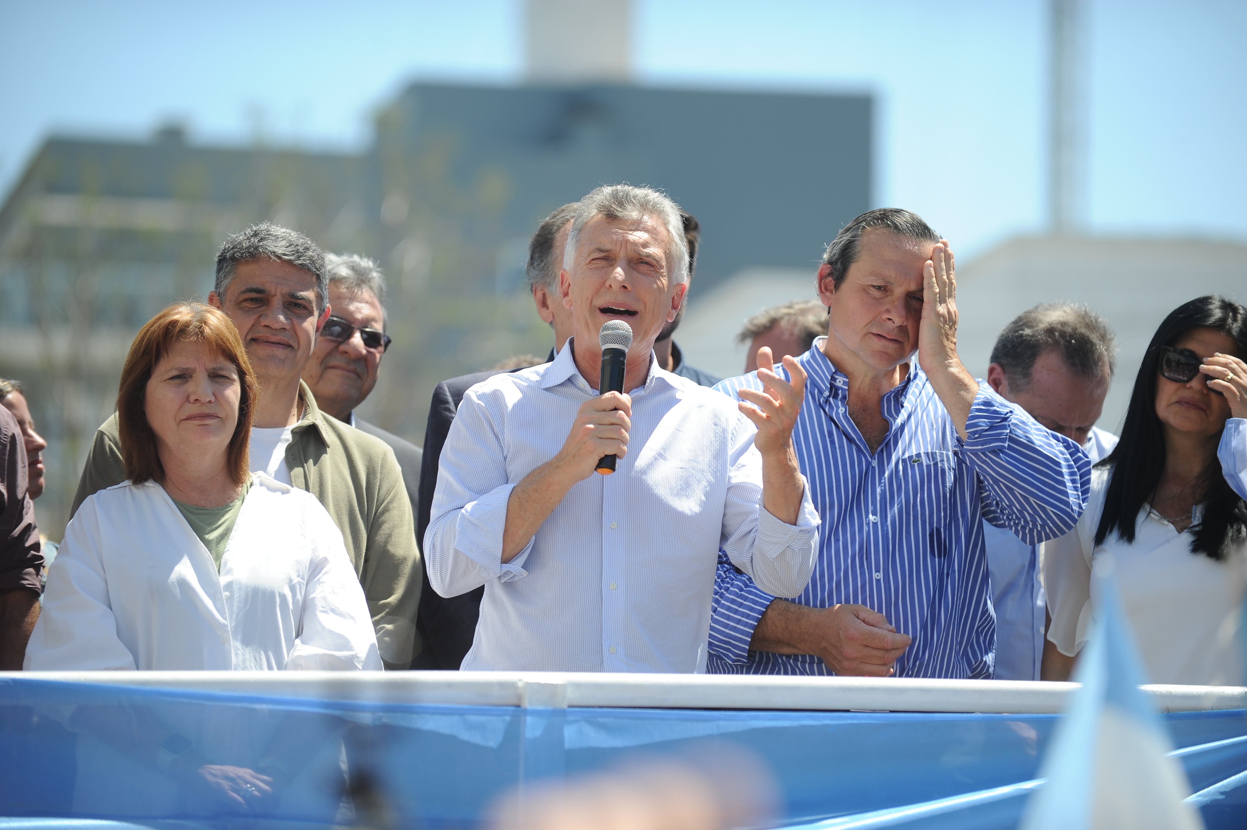 Dolores
El ex presidente Mauricio Macri se presenta a declarar en el juzgado federal de Dolores por la causa de espionaje a los familiares de los tripulantes del Ara San Juan
Foto clarin