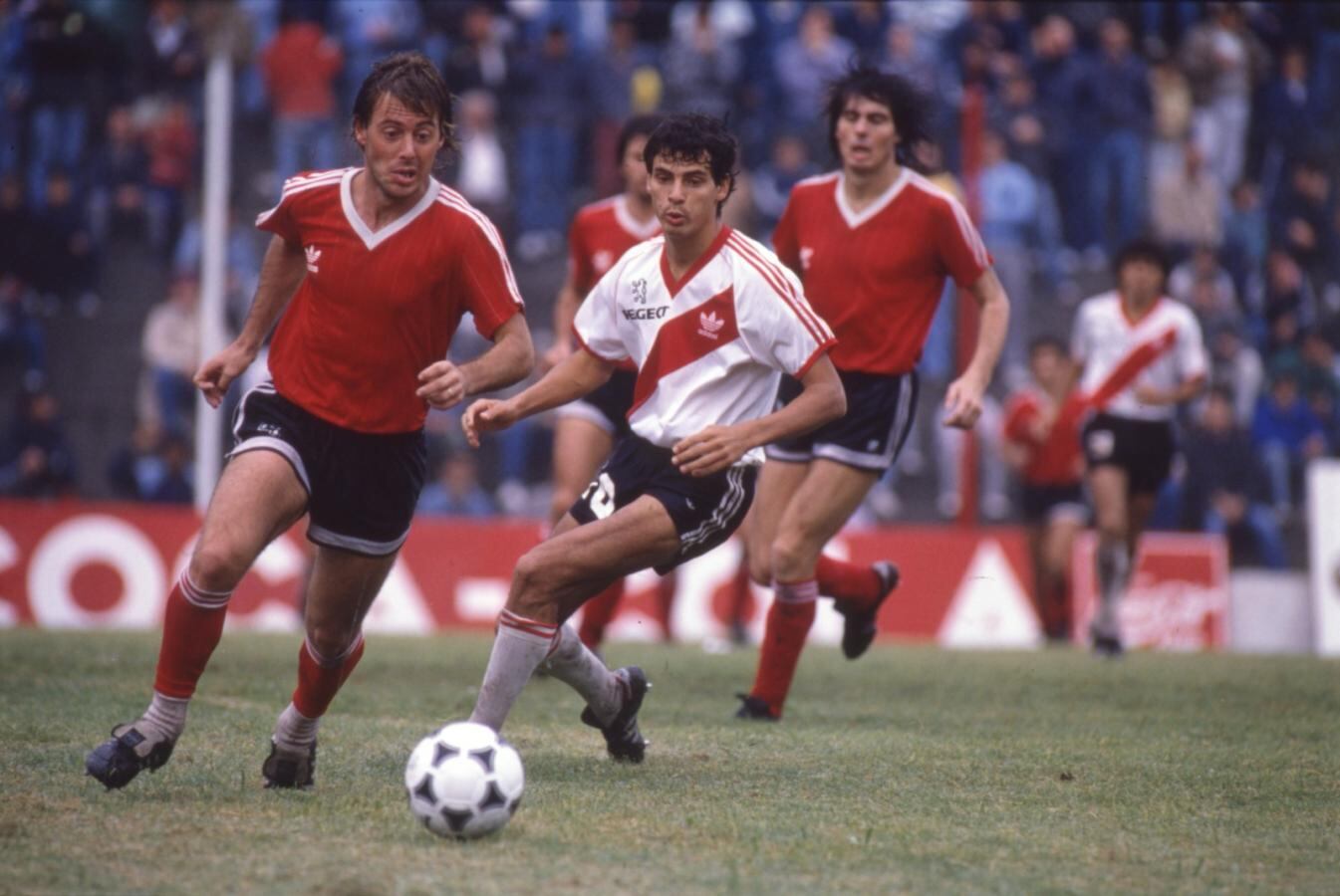 Instituto recibió con remera alternativa a River en abril del ´90 (Foto: Captura El Gráfico).