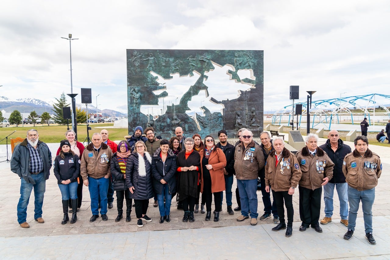 Funcionarios provinciales, Veteranos de la Guerra de Malvinas y miembros de la Subcomisión "Herederos de la Causa Malvinas", participaron de la entrega de ofrenda floral por parte de la CONBIP y el Ministerio de Cultura de la Nación, personificado en Tristán Bauer.