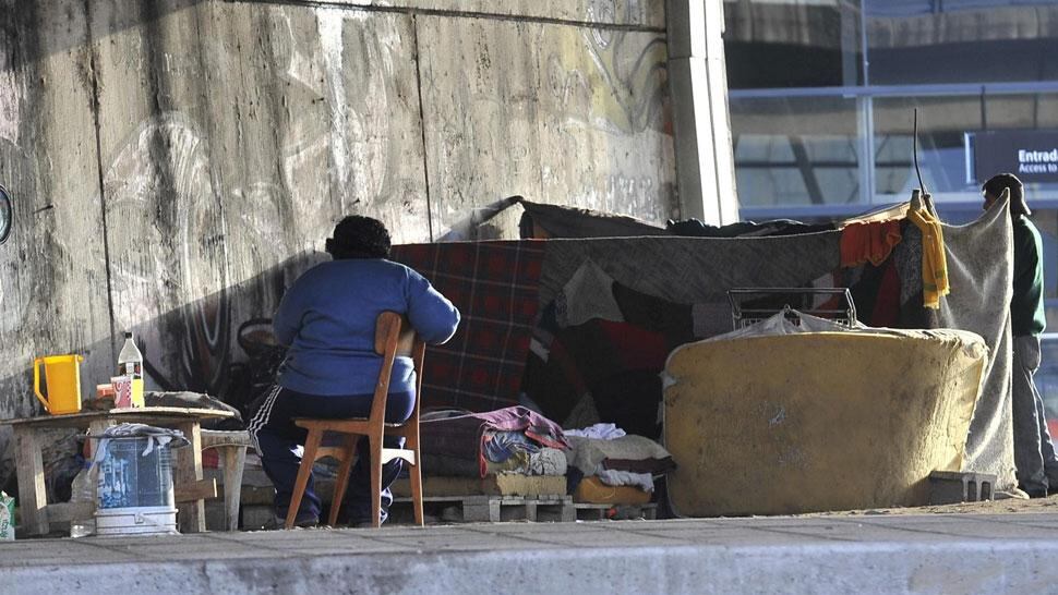 El informe de la Defensoría menciona que cada vez son menos las personas que viven solas en la calle (La Voz / Sergio Cejas).