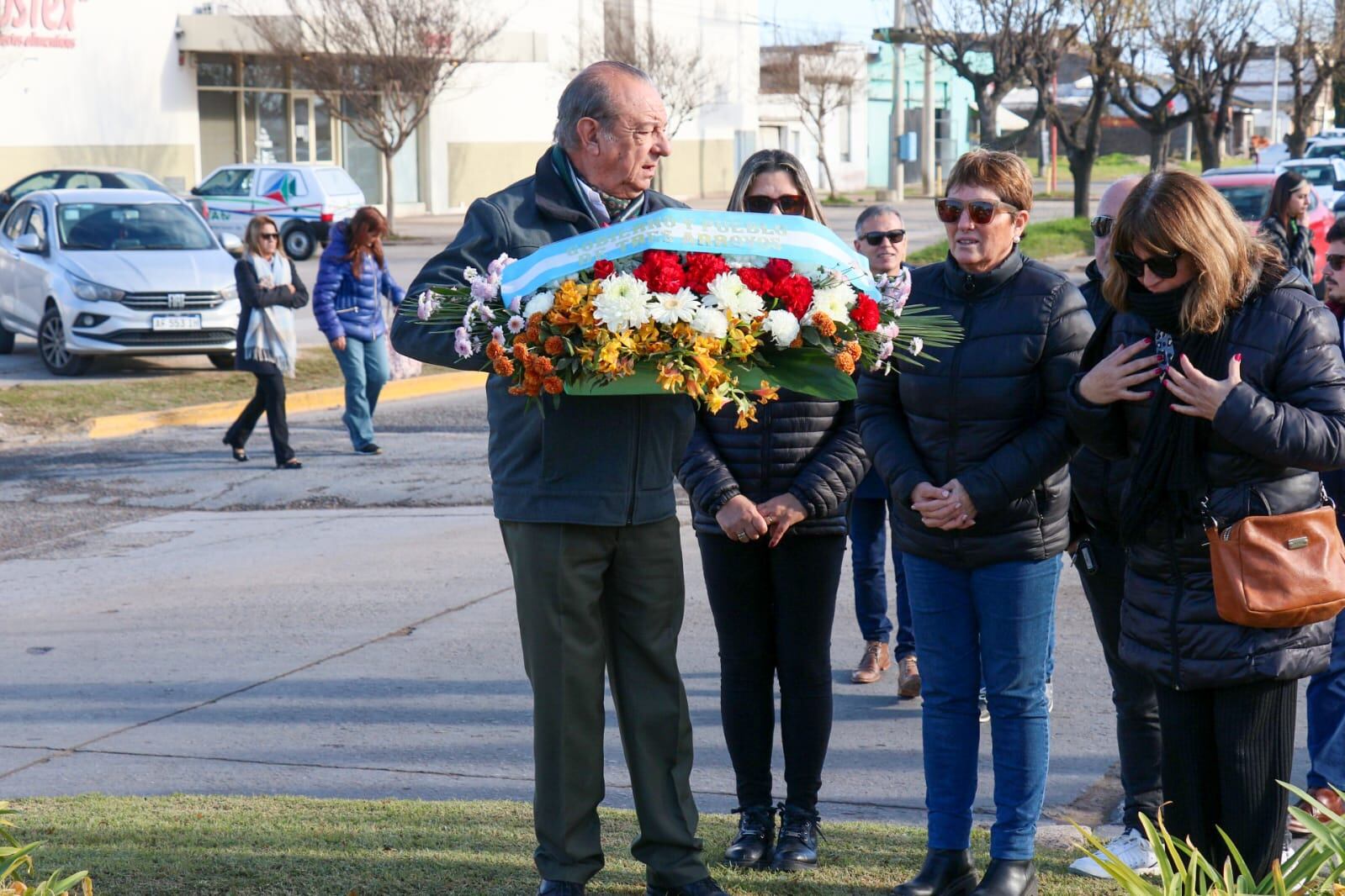 Tres Arroyos: Ofrenda floral en el monumento a Güemes