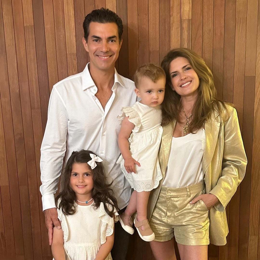 Isabel Macedo y Juan Manuel Urtubey junto a sus hijas, Isabelita y Julia.