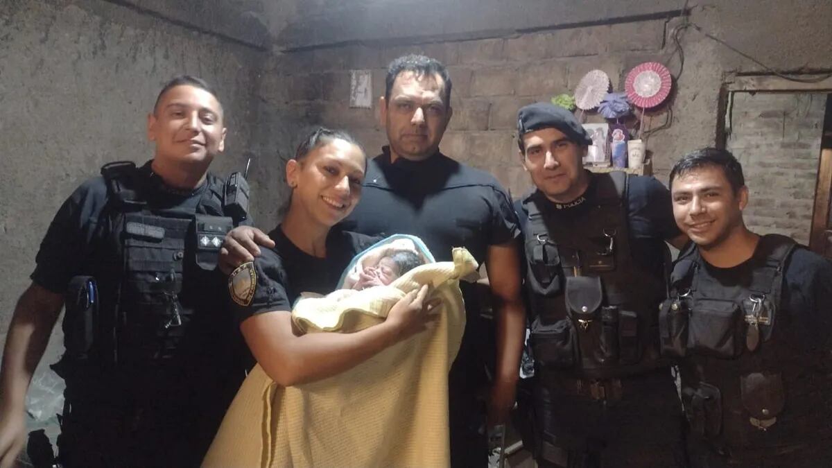 Policías Parteros: un grupo de efectivos ayudó a dar a luz a una joven mendocina en su casa