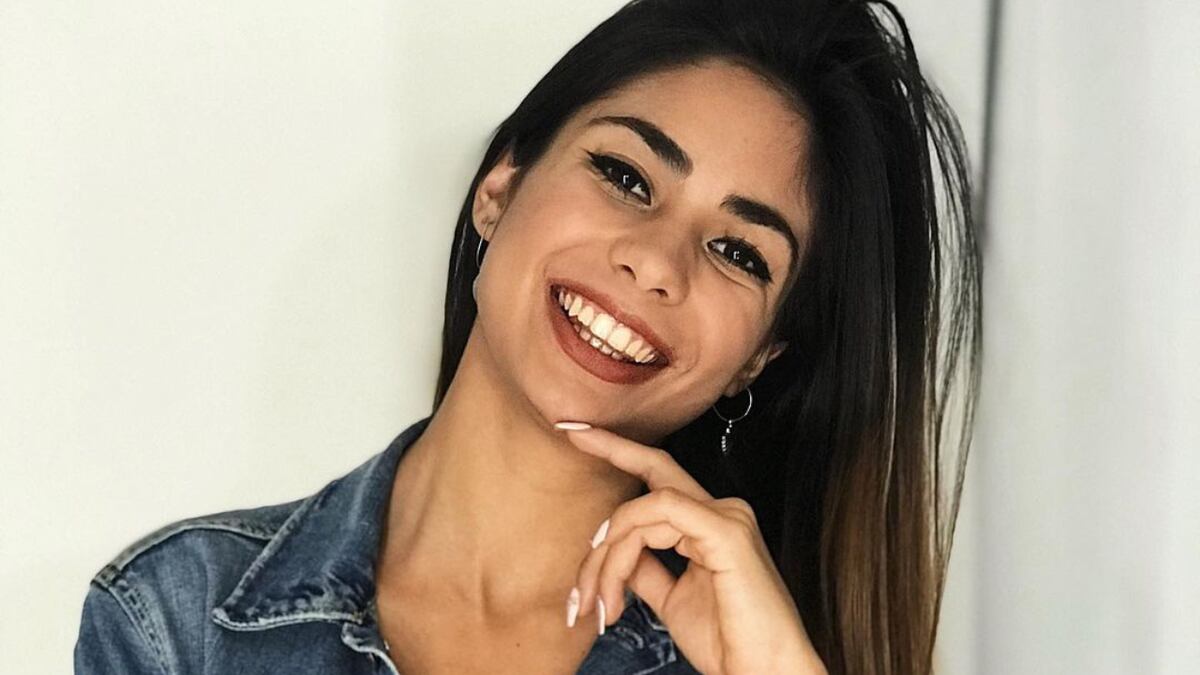 Sobre el césped, en minitop y jean con roturas: así fue el primer posteo de Daniela Celis de Gran Hermano