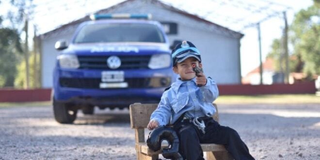 Tobias cumple el sueño de ser policía