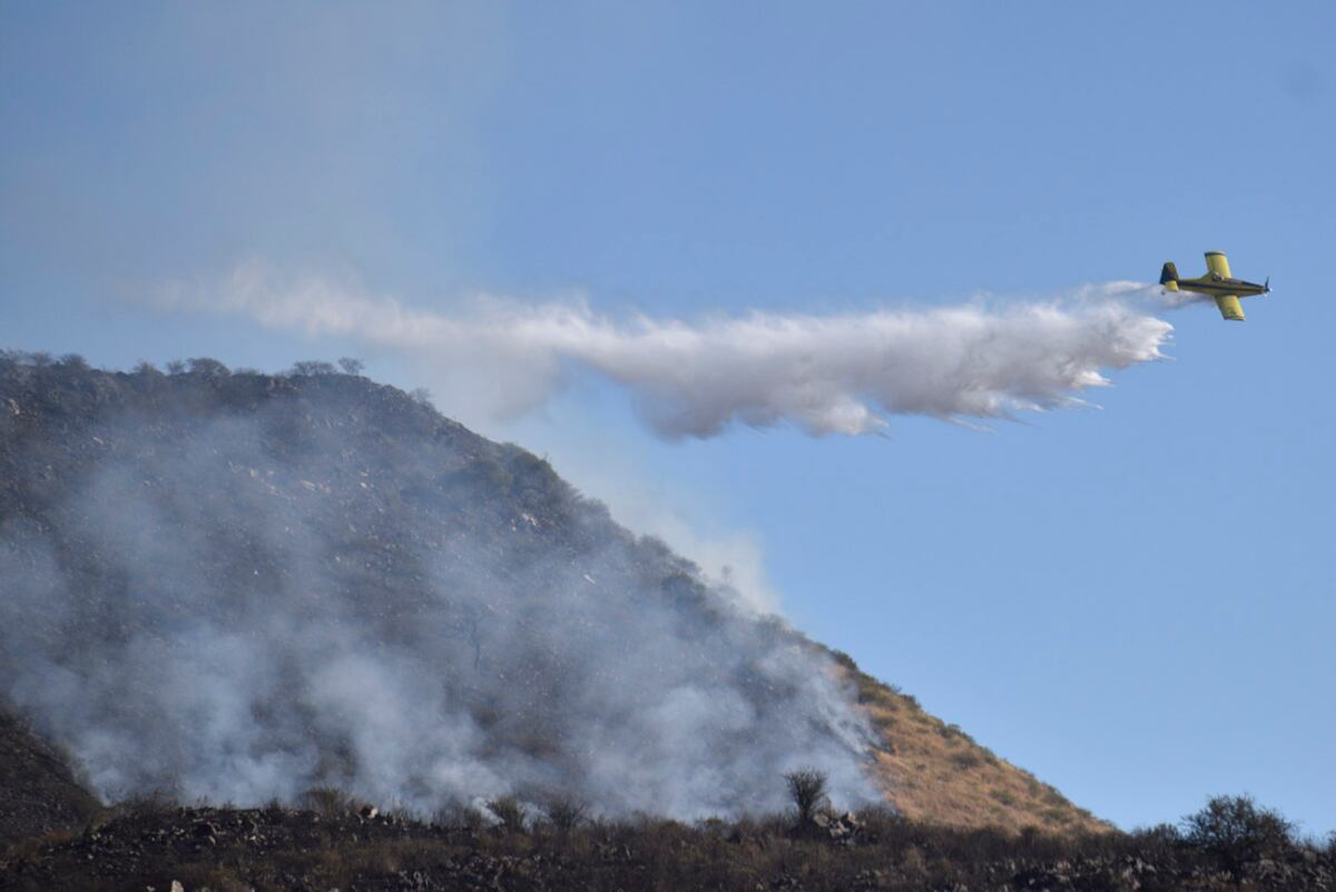 Incendios en Córdoba: bomberos trabajan en La Calera