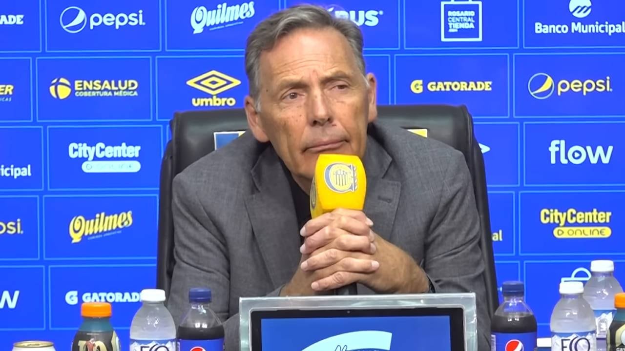 El director técnico Miguel Ángel Russo brindó una conferencia de prensa en Rosario Central.