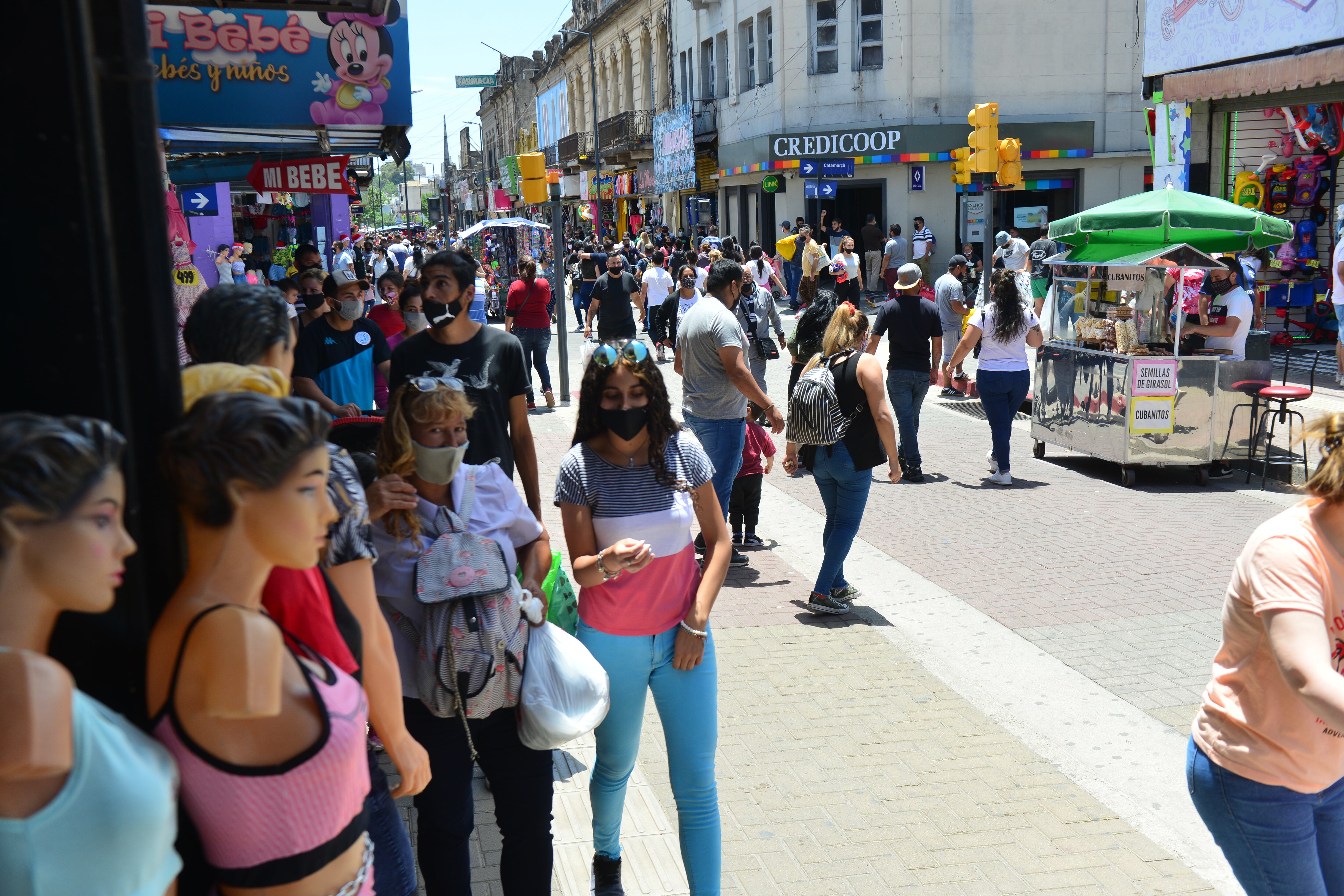 Gran movimiento en las calles de Córdoba ante el fin de semana largo