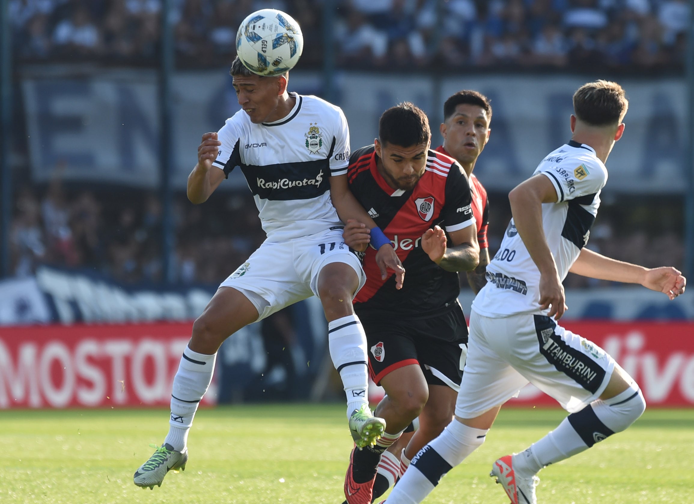 En el Bosque platense se midieron Gimnasia y River por la Copa de la Liga Profesional. 