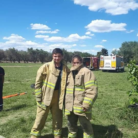 Es cadete en los Bomberos Voluntarios de Maipú.