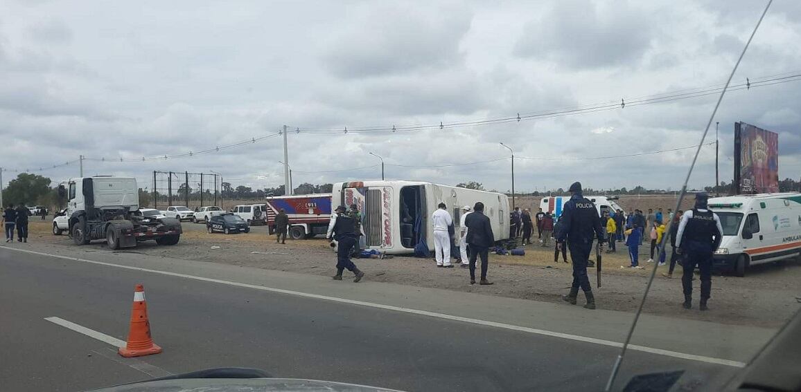 Uno de los micros que trasladaba hinchas de Boca, volcó a 45 kilómetros de la ciudad de Mendoza.