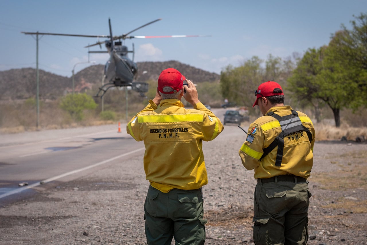 Se desató un incendio en inmediaciones de El Challao
El incendio se ubica al Oeste del puesto Aguas Las Chilcas, en el Cerro Vizcacha. Trabajan en el lugar Brigadistas del Plan Provincial de Manejo del Fuego (PPMF), Bomberos del Cuartel Central y Defensa Civil. Prestan también apoyo Bomberos Voluntarios de Guaymallén y Maipú

Foto: Ignacio Blanco / Los Andes