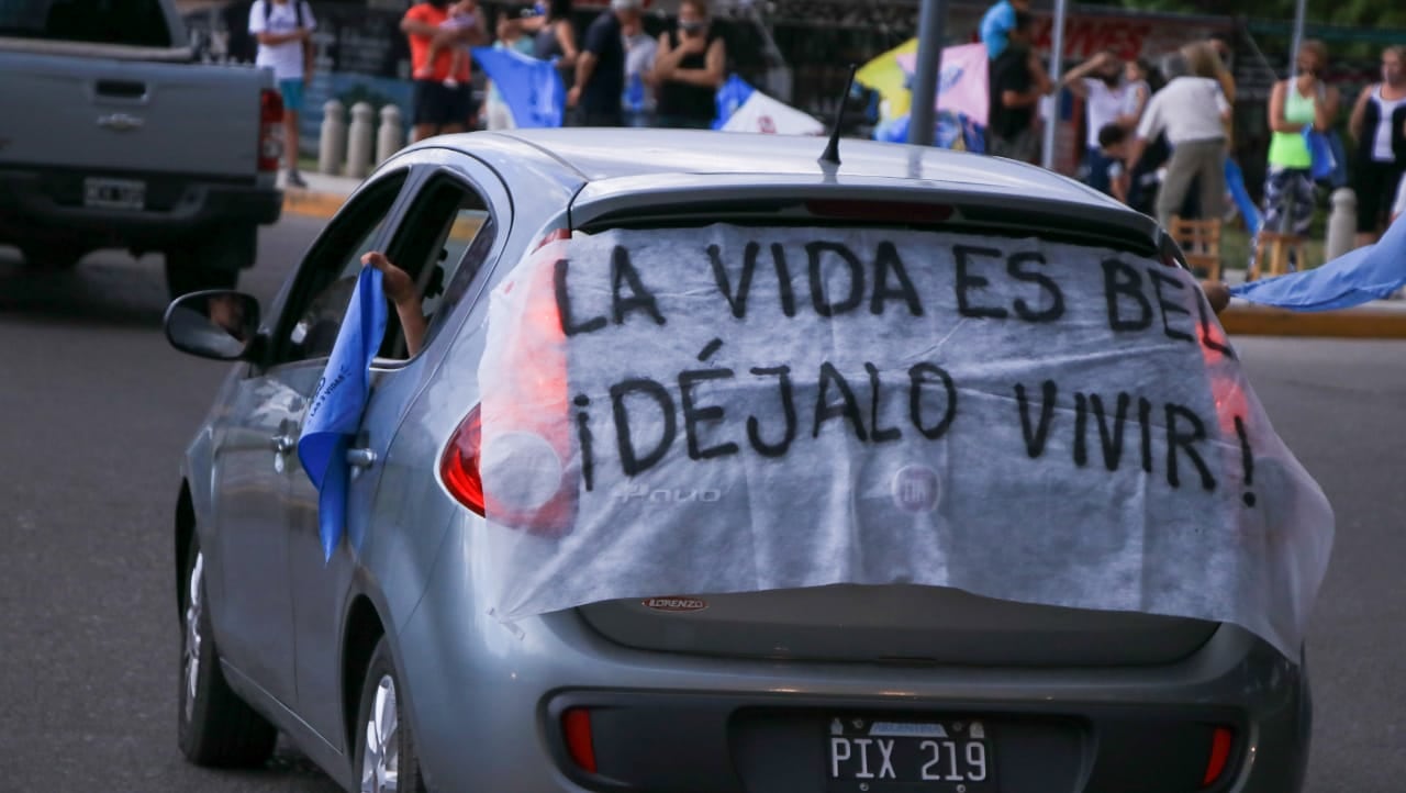 Una multitud se sumó a la caravana celeste en San Rafael para rechazar el proyecto de ley de legalización del aborto. 