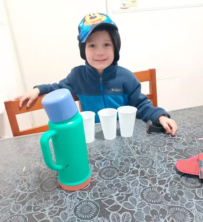 El pequeño prepara café para regalarle a los recolectores de residuos de San Francisco.