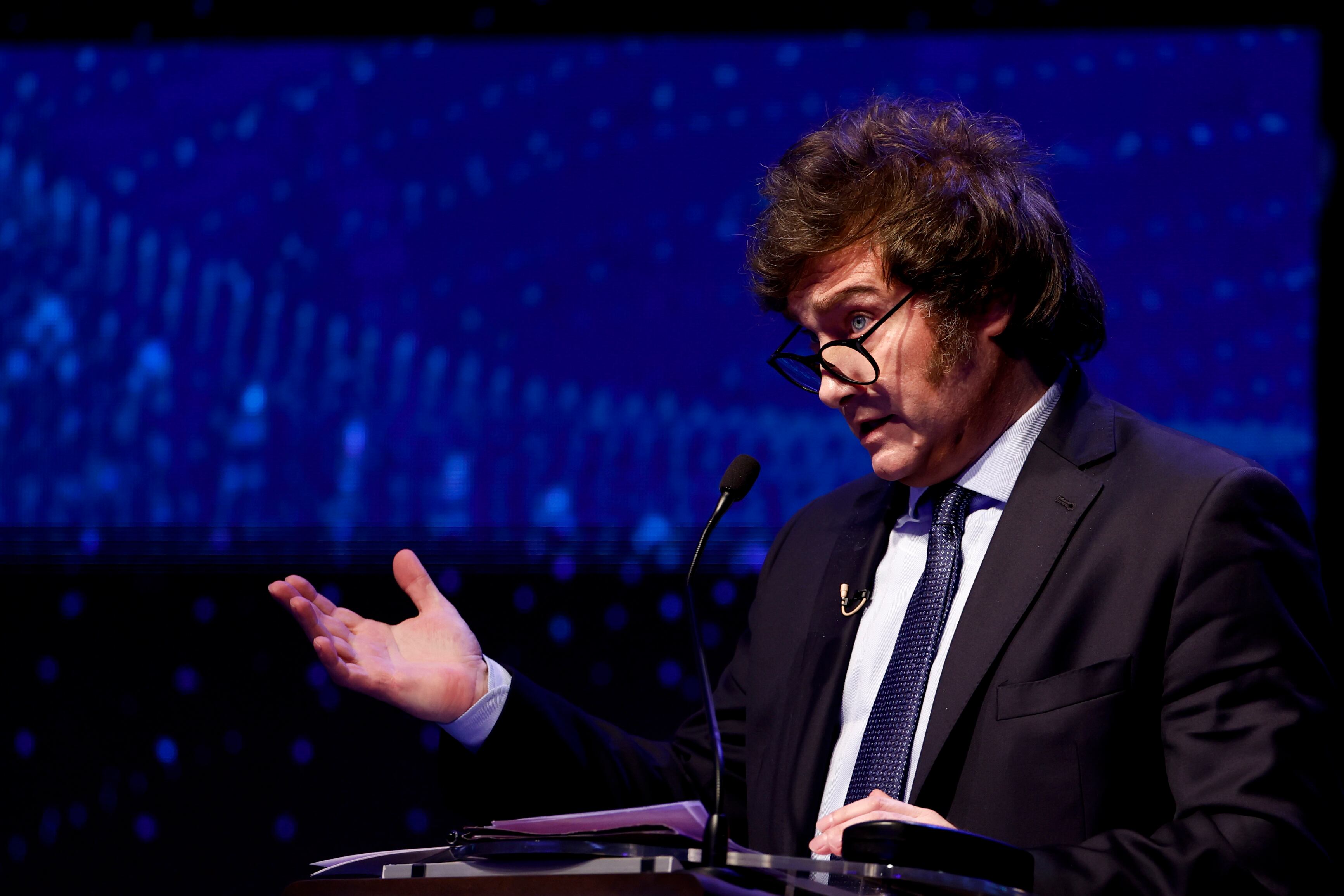 Javier Milei, de la coalición La Libertad Avanza, durante un debate entre candidatos presidenciales de cara a los comicios generales de octubre, el domingo 1 de octubre de 2023, en Santiago del Estero, Argentina. (AP Foto/Tomas F. Cuesta, Pool via AP)