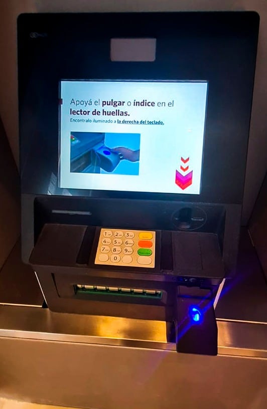 Todos los cajeros automáticos tendrán que aceptar la huella digital para operar. (BCRA)