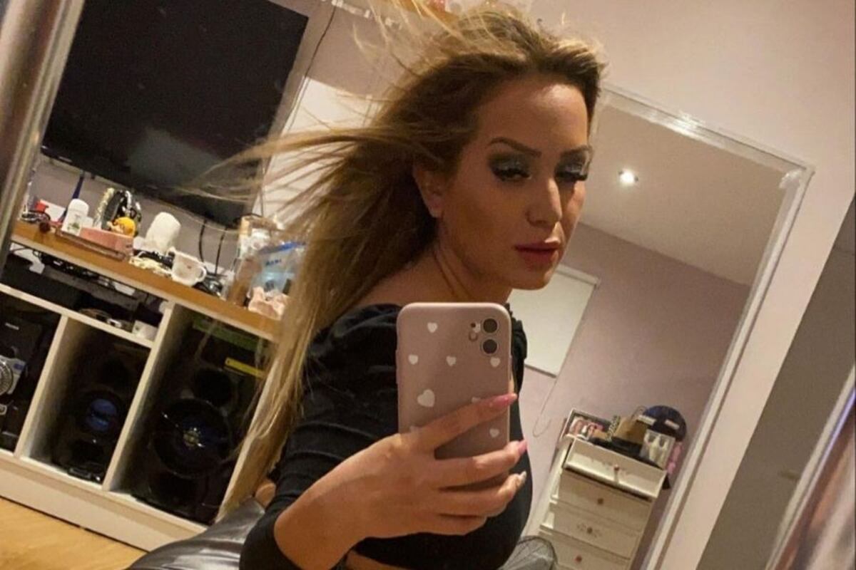 Karina “La princesita” cautivó con una foto frente al espejo y en short metálico: “Todo un desafío”
