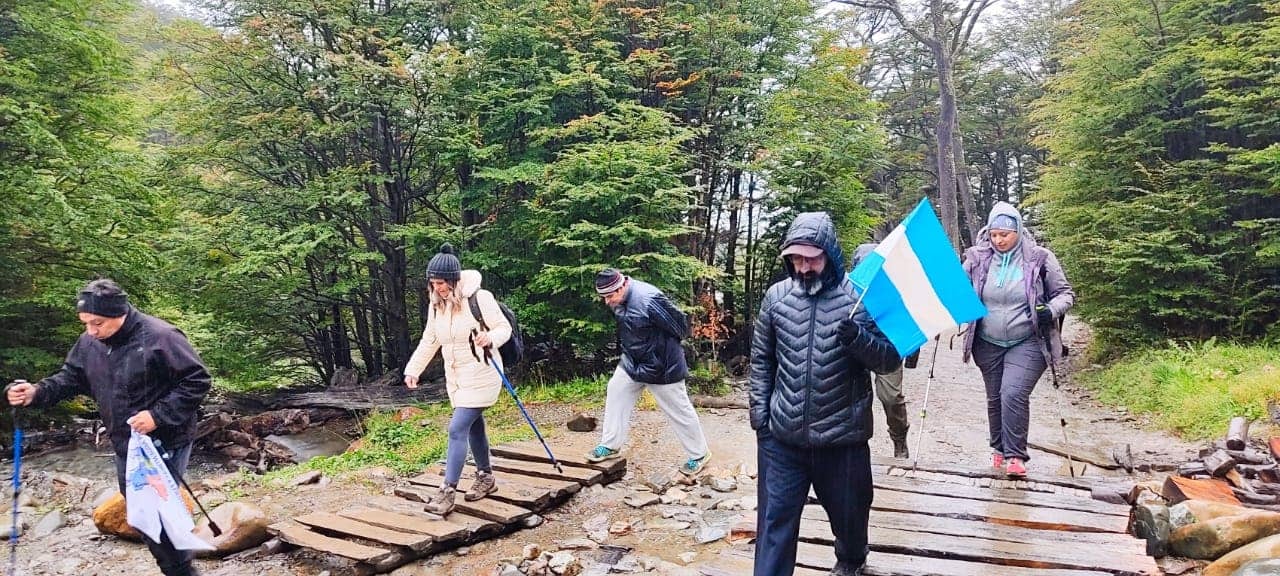 Con frío, bajo la lluvia y con ráfagas de viento, los caminantes rindieron homenaje a los Soldados de Malvinas.