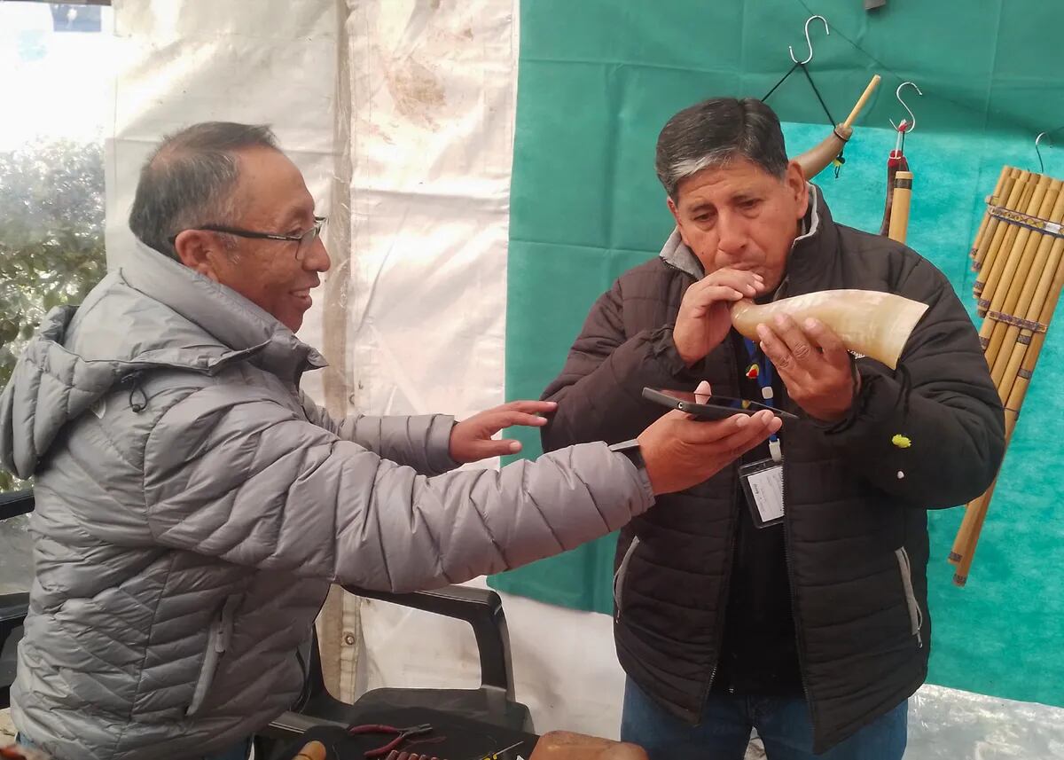 Instrumentos musicales autóctonos son parte del atractivos que se encentra en la feria artesanal que funciona en estos días en los jardines de la Casa de Gobierno.