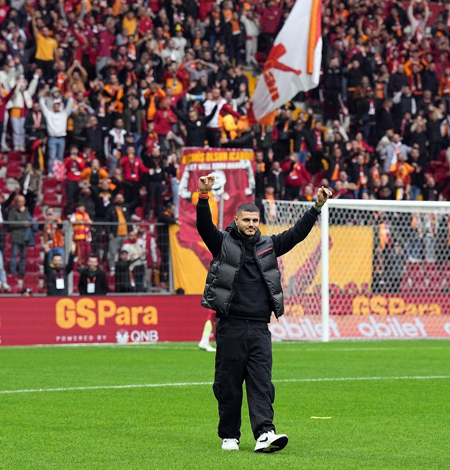 El delantero entró al campo de juego antes del partido.