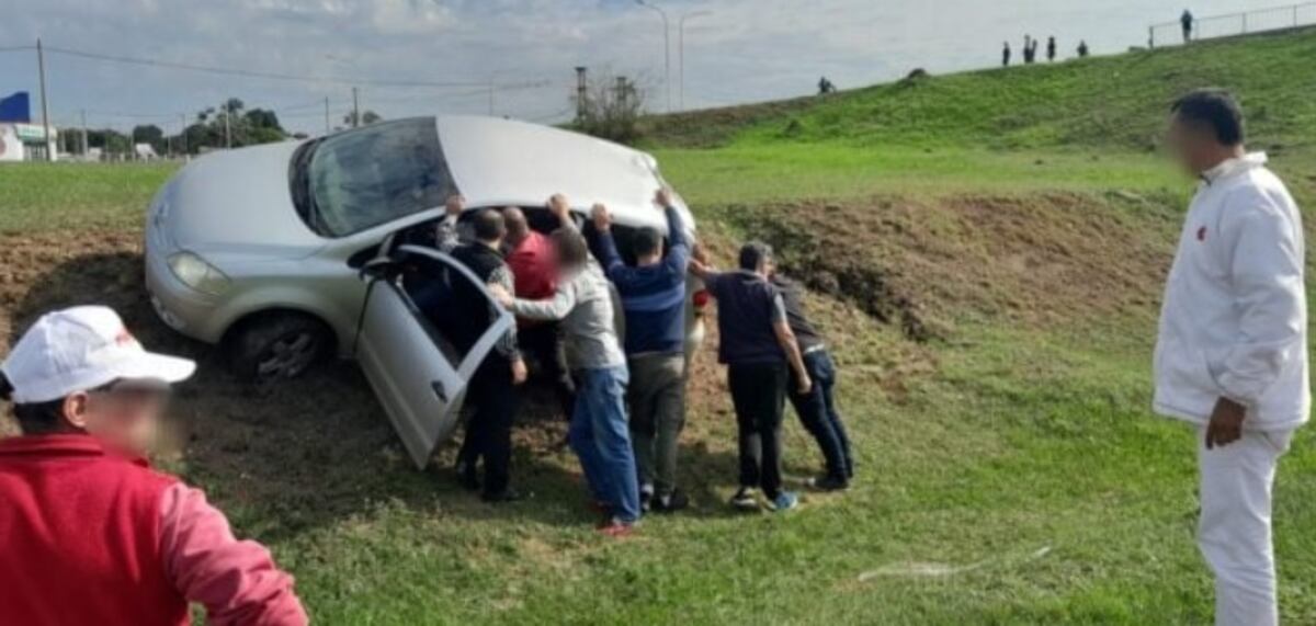 Grave accidente en el Acceso Sur de Posadas: un automóvil y una motocicleta colisionaron entre sí