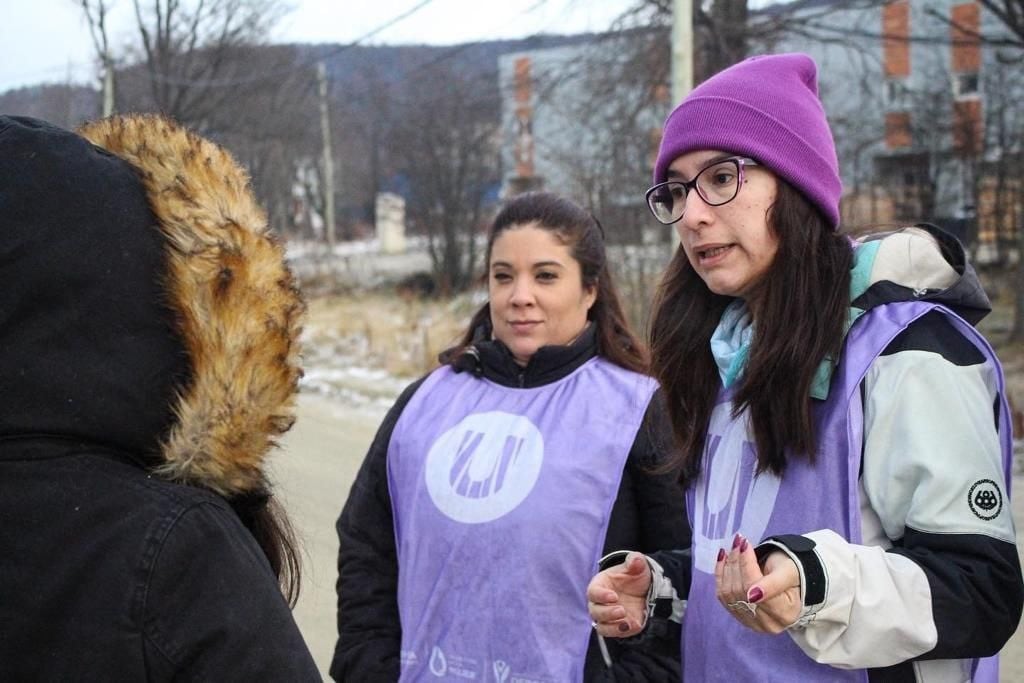 Al agentes municipales hablaron con mujeres del barrio para dar a conocer las actividades y el trabajo que realizan en relación al abordaje de las políticas de género. 