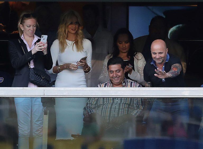 Sampaoli en uno de los palcos de "La Bombonera", junto a Daniel Angelici. (Foto: AFP PHOTO / ALEJANDRO PAGNI)