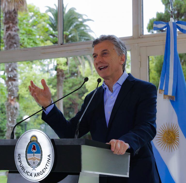 Las últimas determinaciones del Gobierno parecen estar más en sintonía con el pensamiento y las políticas del kirchnerismo, como el congelamiento de precios y de tarifas, que con el ideario de Macri.