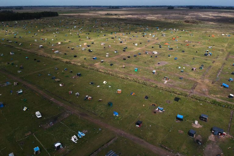 Vista aérea desde un dron de la toma de tierras de la localidad de Guernica, el 15 de septiembre de 2020 (EFE/ Juan Ignacio Roncoroni)