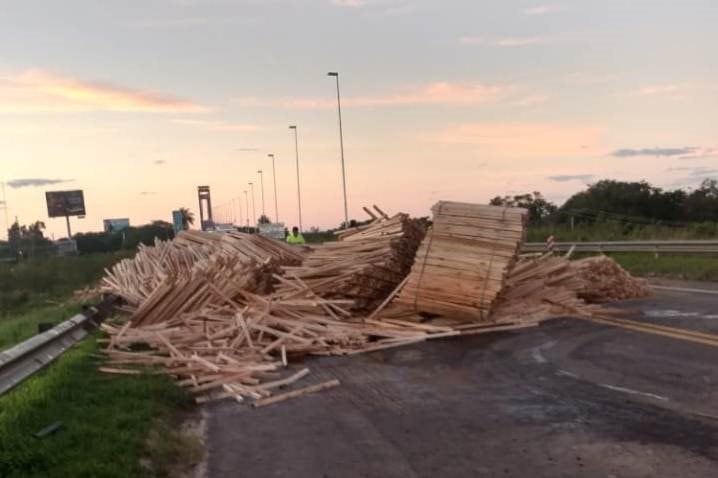 Accidente múltiple produjo el corte del puente interprovincial por cuatro horas