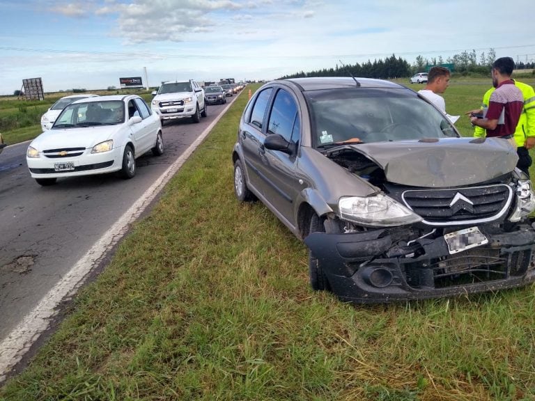 Dos autos quedaron involucrados en un choque por alcance mientras el personal de seguridad asistía a los ocupantes de un Gol que había volcado en la mano de enfrente. (Min. Seguridad)