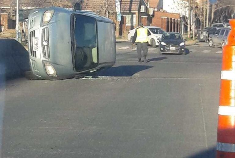 El auto colisionó con el puente ubicado en ruta N°7 (Río Negro)