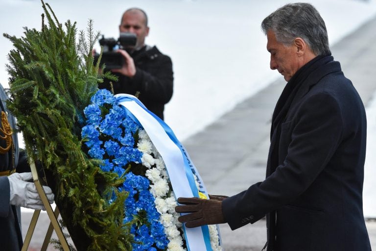 EPA2919. MOSCÚ (RUSIA), 23/01/2018.- El presidente argentino, Mauricio Macri, deposita una corona de flores ante la Tumba del Soldado Desconocido en el muro del Kremlin, en Moscú (Rusia) hoy, 23 de enero de 2018, en el ámbito de su visita al país.EFE/ Vasily Maximov / Pool