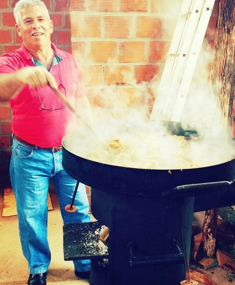 Mariano Antonio  Skeppstedt, cocinando en el día de su cumpleaños. (Facebook)