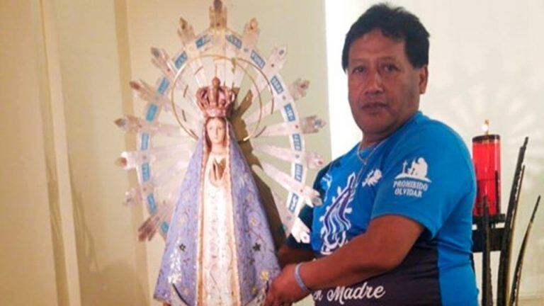 Jorge Palacios, veterano de Malvinas que le escribió una carta al papa Francisco, junto a la Virgen de Luján que volvió a la Argentina.